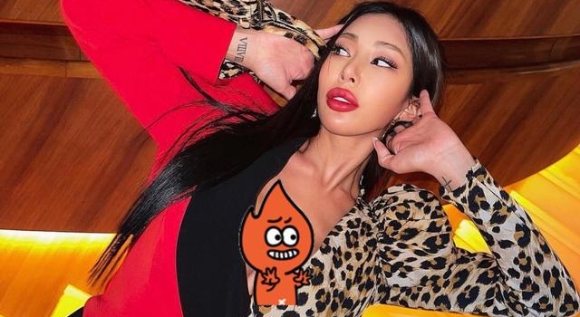 32岁韩国女星晒辣照，穿深V豹纹裙露事业线，涂烈焰红唇显霸气