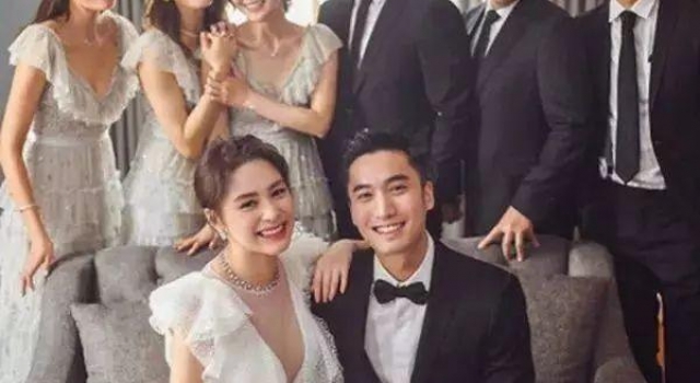 女明星合照这么有心机？刘诗诗、李小冉的抢镜法宝比站C位更厉害