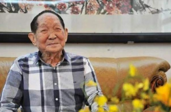 63岁万梓良到长沙送别袁隆平：手拿菊花告诫年轻人不要浪费粮食