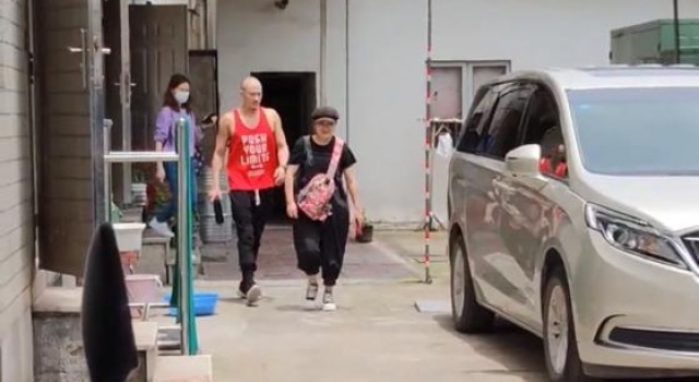 何润东在横店拍戏，身材健壮古装造型惹眼，45岁像个小伙子一样